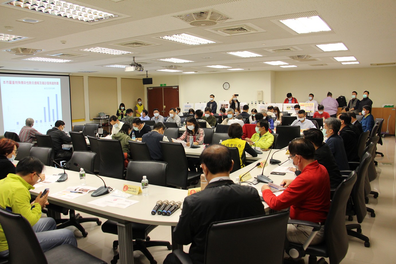 高市府相關人員大年初一出席防疫應變會議。 圖:高雄市政府/提供 高市府相關人員大年初一出席防疫應變會議。 圖:高雄市政府/提供
