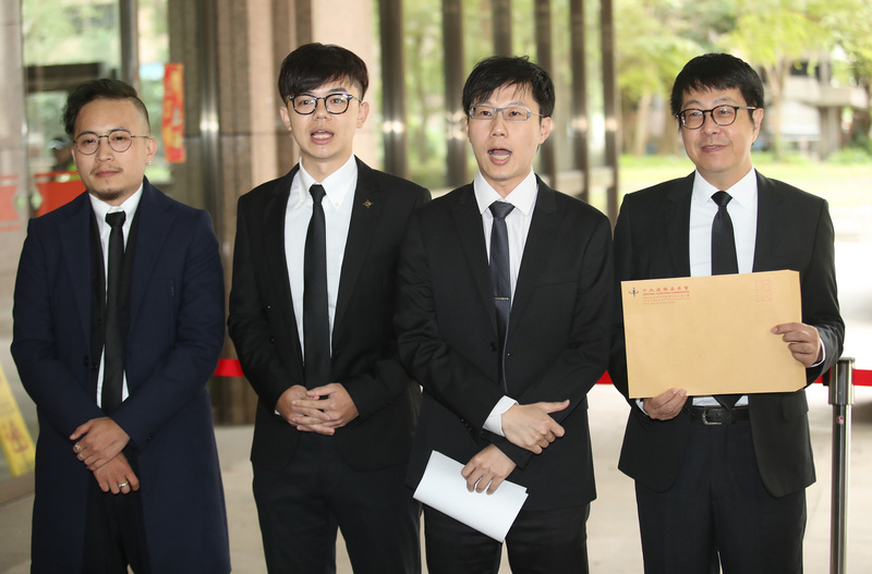 「Wecare高雄」等團體發起的罷免高雄市長韓國瑜行動,罷韓領銜人陳冠榮(右2)、Wecare高雄發起人尹立(右)與台灣基進新聞輿情部副主任張博洋(左2)等人28日至中選會領取連署書格式。 圖:中央社提供 「Wecare高雄」等團體發起的罷免高雄市長韓國瑜行動,罷韓領銜人陳冠榮(右2)、Wecare高雄發起人尹立(右)與台灣基進新聞輿情部副主任張博洋(左2)等人28日至中選會領取連署書格式。 圖:中央社提供