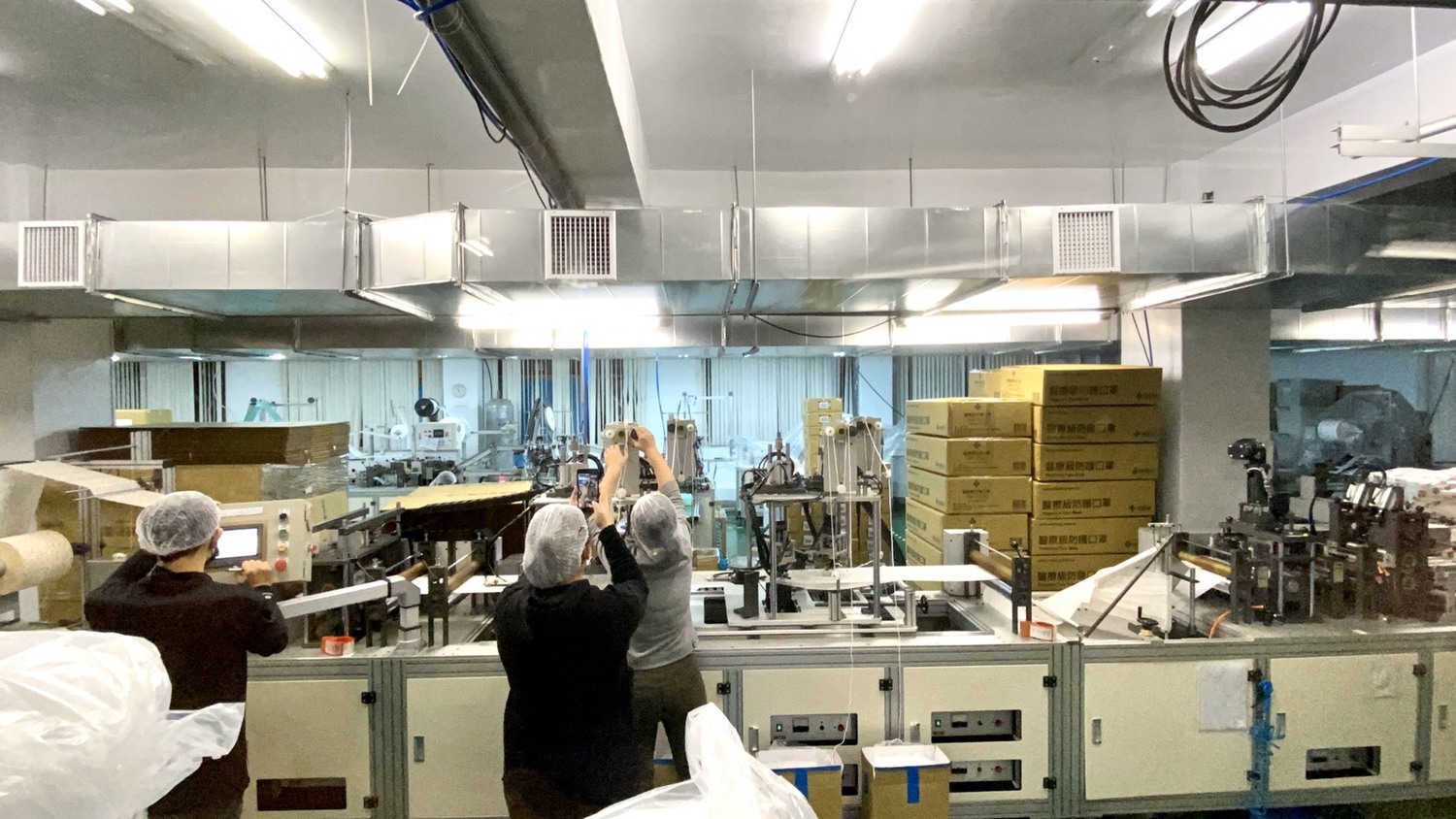 因應武漢肺炎抗疫需求,新北市威欣利公司春節加班生產口罩。 圖:新北市政府/提供 因應武漢肺炎抗疫需求,新北市威欣利公司春節加班生產口罩。 圖:新北市政府/提供