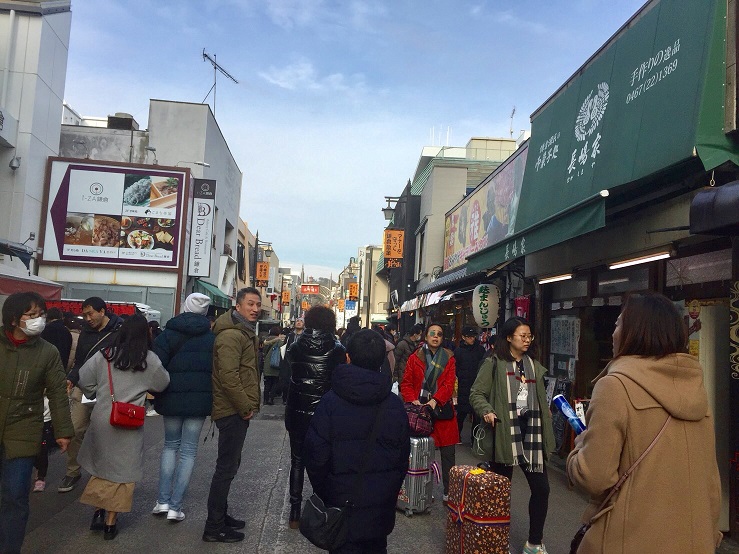 鎌倉商店街小町通在大年初一擠滿了陸客。/圖:劉黎兒攝 鎌倉商店街小町通在大年初一擠滿了陸客。/圖:劉黎兒攝