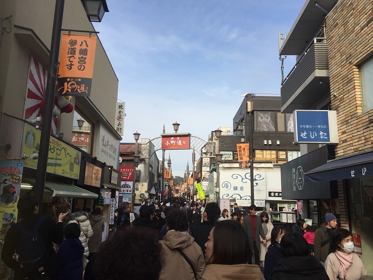 鎌倉商店街小町通在大年初一擠滿了陸客。/圖：劉黎兒攝