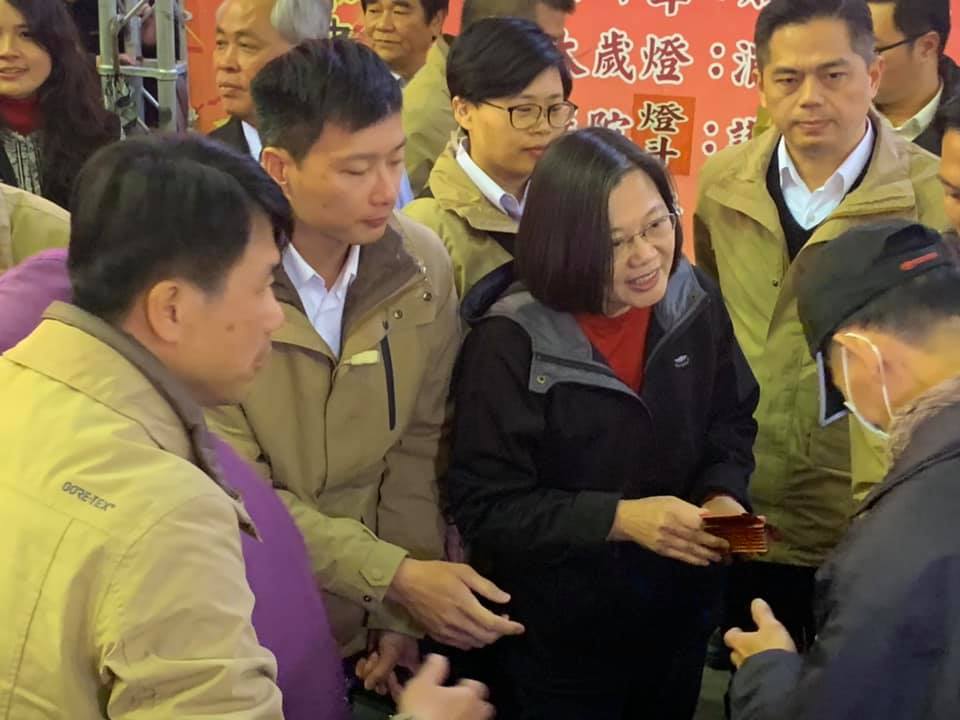 總統蔡英文28日下午到台中市東區樂成宮參香並發送福袋。 圖:翻攝鄭功進臉書 總統蔡英文28日下午到台中市東區樂成宮參香並發送福袋。 圖:翻攝鄭功進臉書