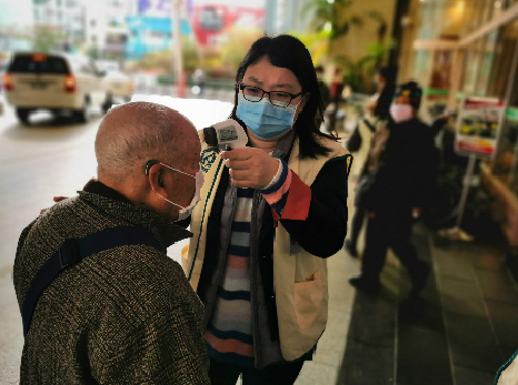彰化基督教醫院目前先使用額溫槍測量。 圖:彰化基督教醫院/提供 彰化基督教醫院目前先使用額溫槍測量。 圖:彰化基督教醫院/提供