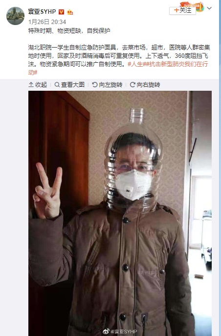 近日有許多中國網友在微博PO出照片,民眾開始自製「面具」防護,切開桶裝礦泉水瓶底,以瓶身製作而成,並將桶身罩在頭上。 圖:翻攝自微博 近日有許多中國網友在微博PO出照片,民眾開始自製「面具」防護,切開桶裝礦泉水瓶底,以瓶身製作而成,並將桶身罩在頭上。 圖:翻攝自微博