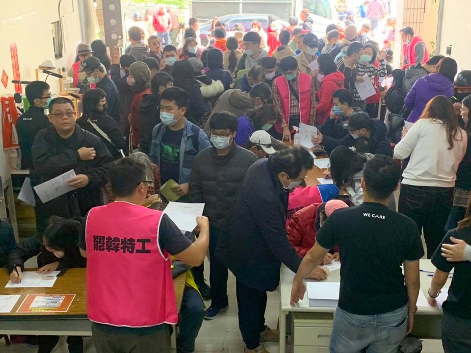 罷韓第二階段連署首日,高雄市民參與踴躍。 圖:翻攝自Wecare高雄臉書 罷韓第二階段連署首日,高雄市民參與踴躍。 圖:翻攝自Wecare高雄臉書