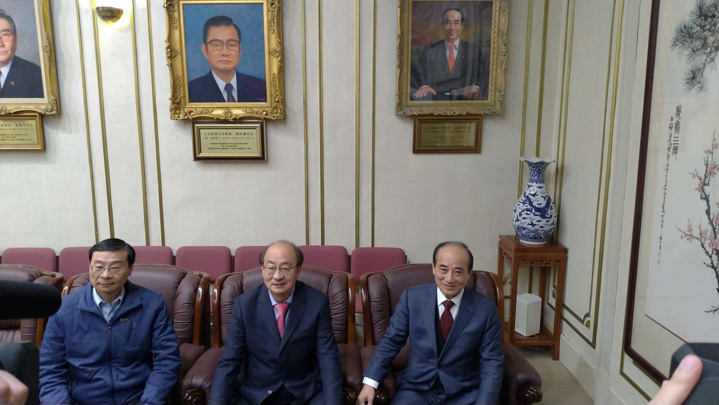 巡禮到一半,國民黨團總召曾銘宗也加入。 圖 : 陳佩君/攝 巡禮到一半,國民黨團總召曾銘宗也加入。 圖 : 陳佩君/攝