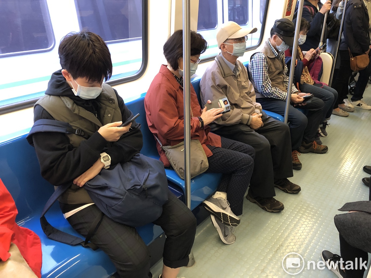 武漢肺炎疫情嚴峻,許多民眾紛紛戴上口罩。 圖:葉宜哲/攝 武漢肺炎疫情嚴峻,許多民眾紛紛戴上口罩。 圖:葉宜哲/攝