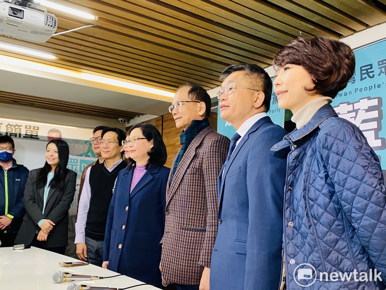 民進黨推出立法院正副院長人選游錫堃(右3)、蔡其昌(右2)與黨籍立委陳亭妃(右1)前往拜會民眾黨5位準立委。 圖:周煊惠 /攝 民進黨推出立法院正副院長人選游錫堃(右3)、蔡其昌(右2)與黨籍立委陳亭妃(右1)前往拜會民眾黨5位準立委。 圖:周煊惠 /攝