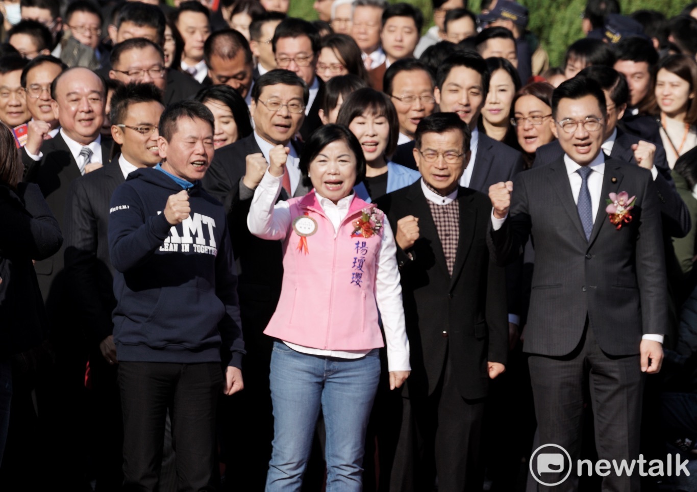 角逐國民黨主席的江啟成和國民黨立法院長正副院長候選人賴士葆、楊瓊櫻以及其他國民黨立委一起大進場。 圖:張良一/攝 角逐國民黨主席的江啟成和國民黨立法院長正副院長候選人賴士葆、楊瓊櫻以及其他國民黨立委一起大進場。 圖:張良一/攝