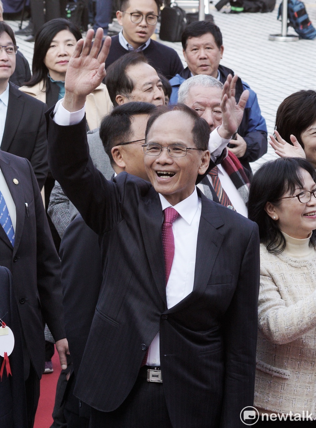 民進黨不分區,同時也是立法院長熱門人選游錫堃向眾人揮手致意。 圖:張良一/攝 民進黨不分區,同時也是立法院長熱門人選游錫堃向眾人揮手致意。 圖:張良一/攝