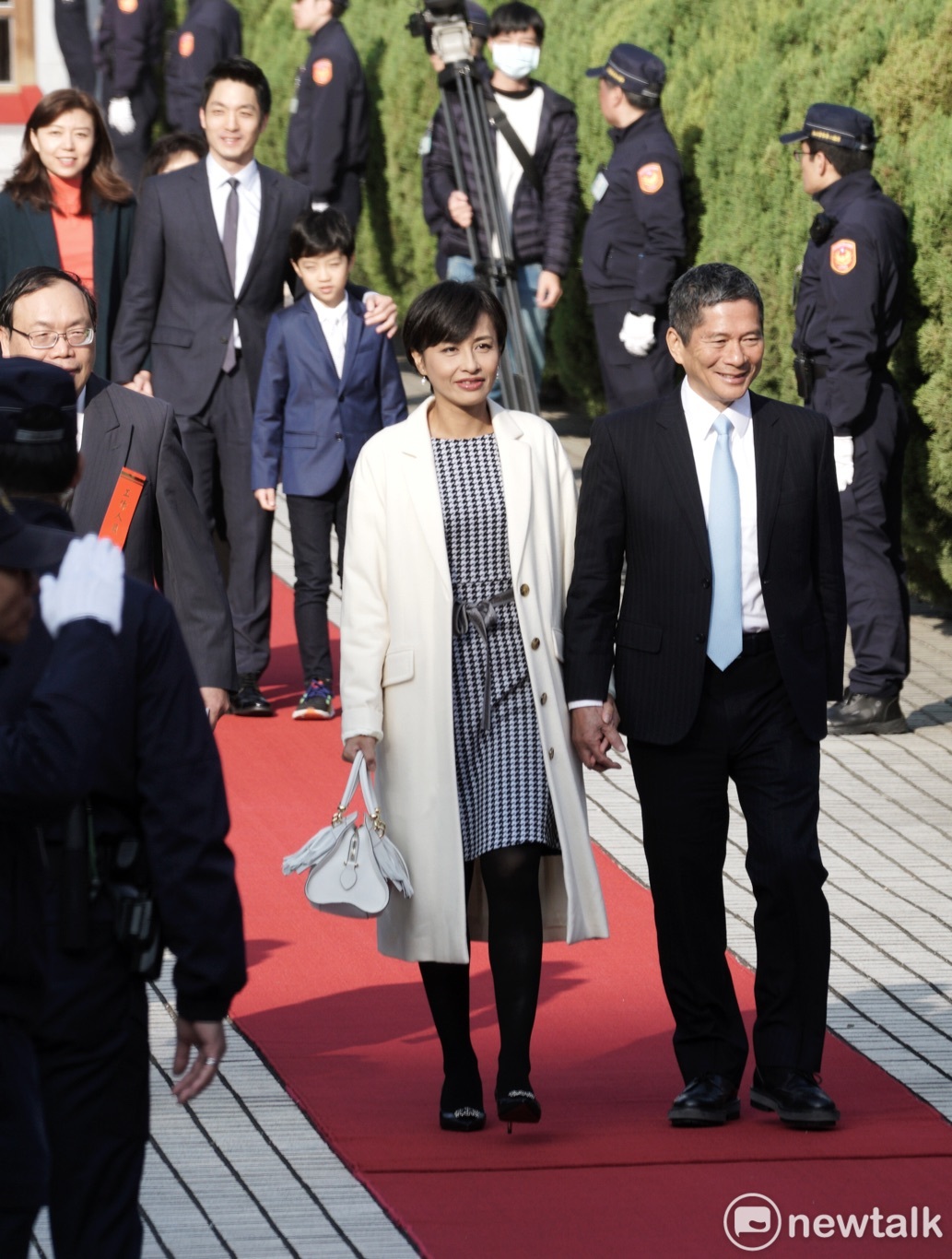 民進黨立委邱議瑩在夫婿,同時也是客委會主委李永得的陪同下報到。 圖:張良一/攝 民進黨立委邱議瑩在夫婿,同時也是客委會主委李永得的陪同下報到。 圖:張良一/攝
