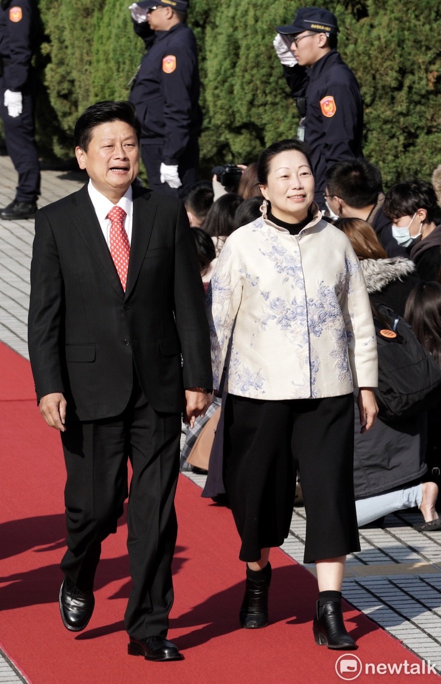無黨籍花蓮立委傅崑萁在夫人,同時也是花蓮縣長徐馥蓁的陪同下報到。 圖:張良一/攝 無黨籍花蓮立委傅崑萁在夫人,同時也是花蓮縣長徐馥蓁的陪同下報到。 圖:張良一/攝