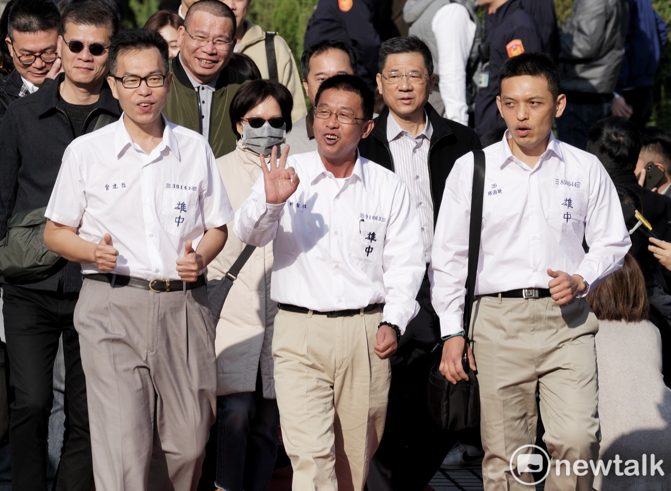 民進黨立委穿雄中制服,並在多位雄中學長學弟陪同下報到。 圖:張良一/攝 民進黨立委穿雄中制服,並在多位雄中學長學弟陪同下報到。 圖:張良一/攝
