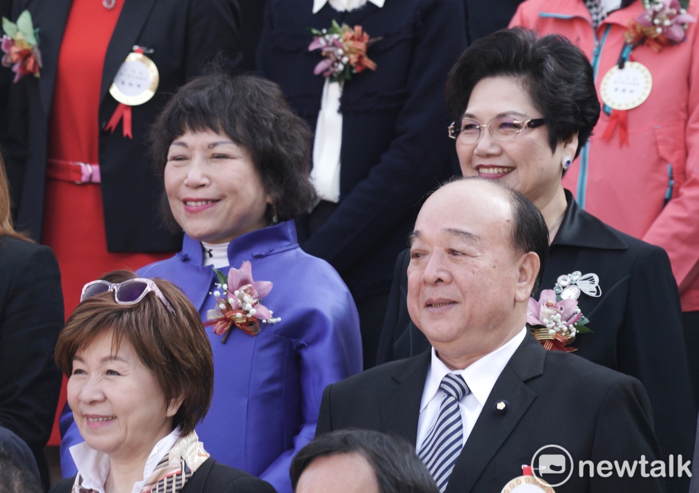 葉毓蘭與吳斯懷和其他111立委一起在議場外合影。 圖:張良一/攝 葉毓蘭與吳斯懷和其他111立委一起在議場外合影。 圖:張良一/攝