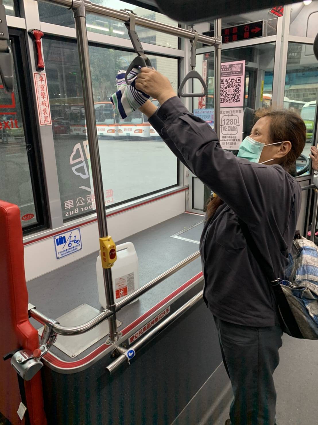 平溪天燈節接駁公車皆已消毒,作好防疫工作。 圖:臺北客運提供 平溪天燈節接駁公車皆已消毒,作好防疫工作。 圖:臺北客運提供