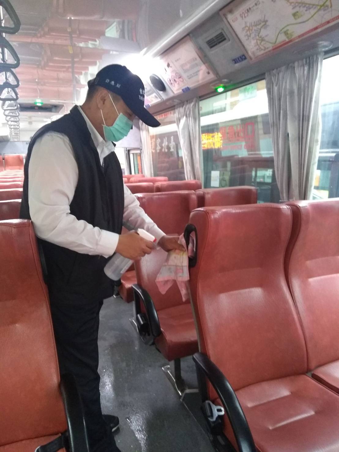 平溪天燈節接駁公車皆已消毒,作好防疫工作。 圖:臺北客運提供 平溪天燈節接駁公車皆已消毒,作好防疫工作。 圖:臺北客運提供