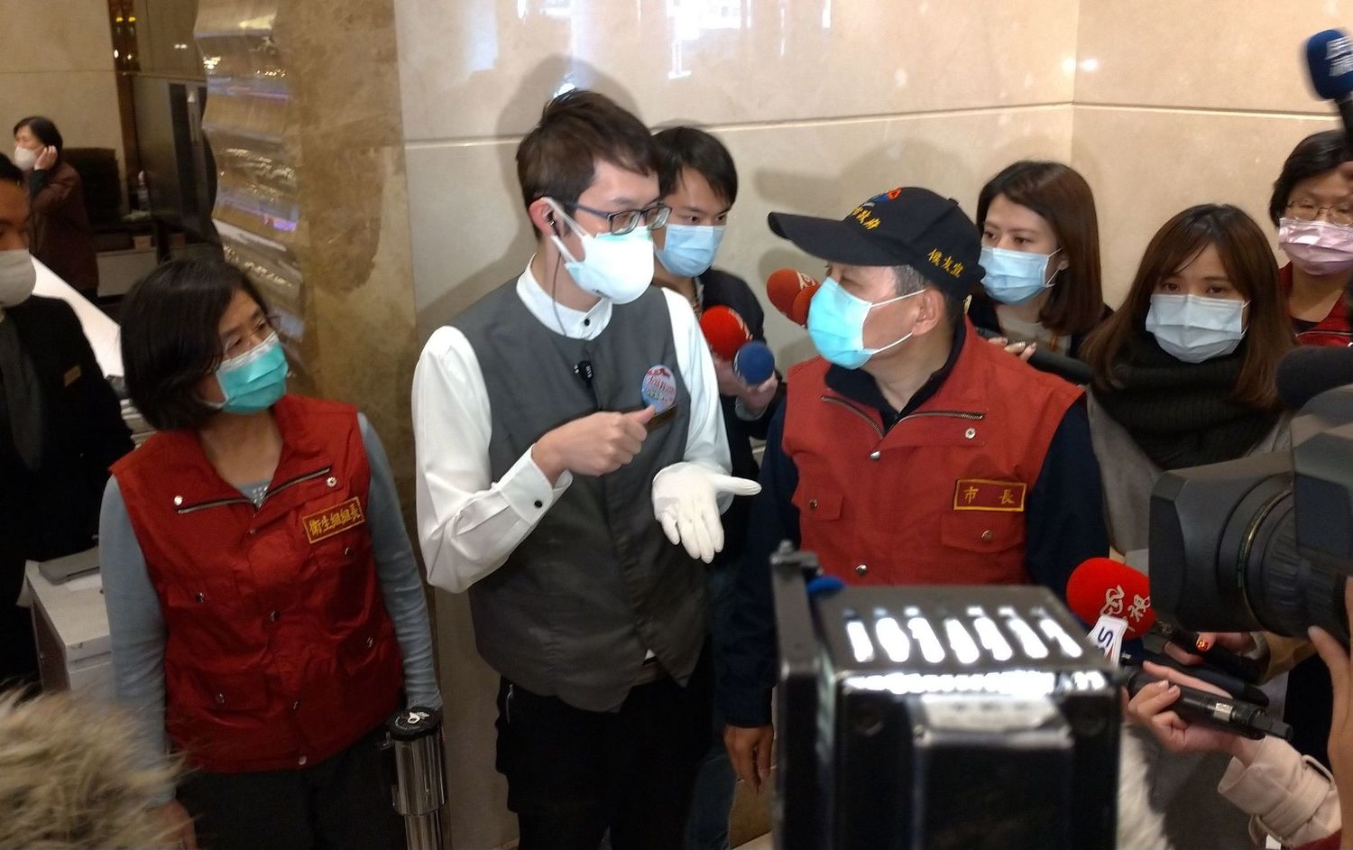 侯友宜、衛生局長陳潤秋(左)到星聚點KTV關心業者防疫情形。 圖:新北市衛生局提供 侯友宜、衛生局長陳潤秋(左)到星聚點KTV關心業者防疫情形。 圖:新北市衛生局提供