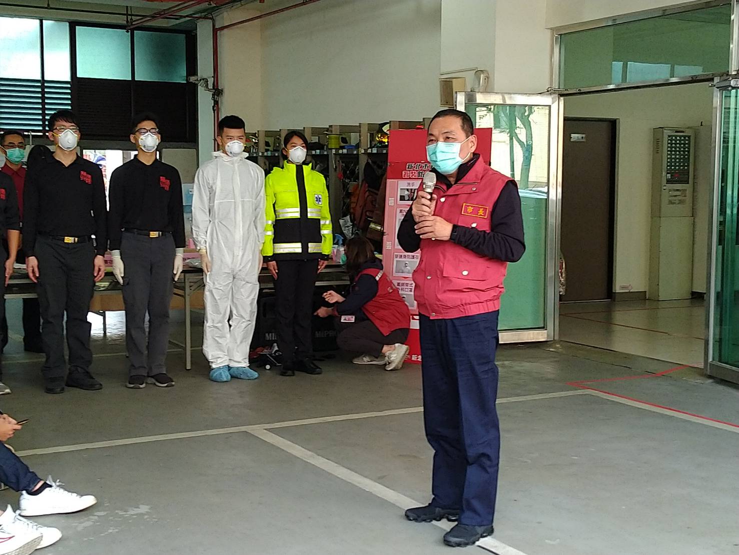 侯友宜視察新北市政府消防局第二大隊裕民專責防疫分隊。 圖:新北市消防局/提供 侯友宜視察新北市政府消防局第二大隊裕民專責防疫分隊。 圖:新北市消防局/提供