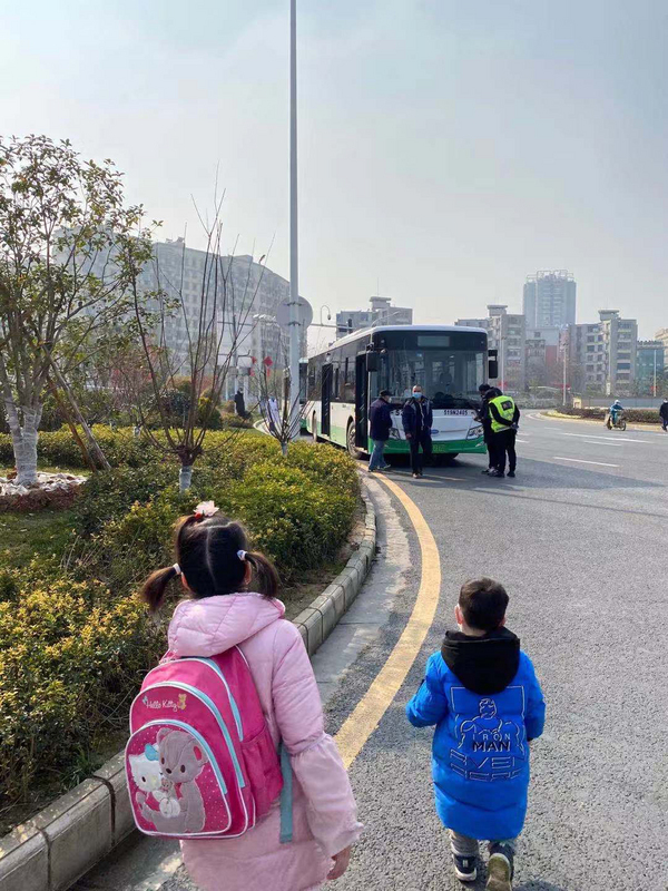 滯留武漢台人今(3)日集結前往機場。 圖 : 台北家長協會/提供 滯留武漢台人今(3)日集結前往機場。 圖 : 台北家長協會/提供