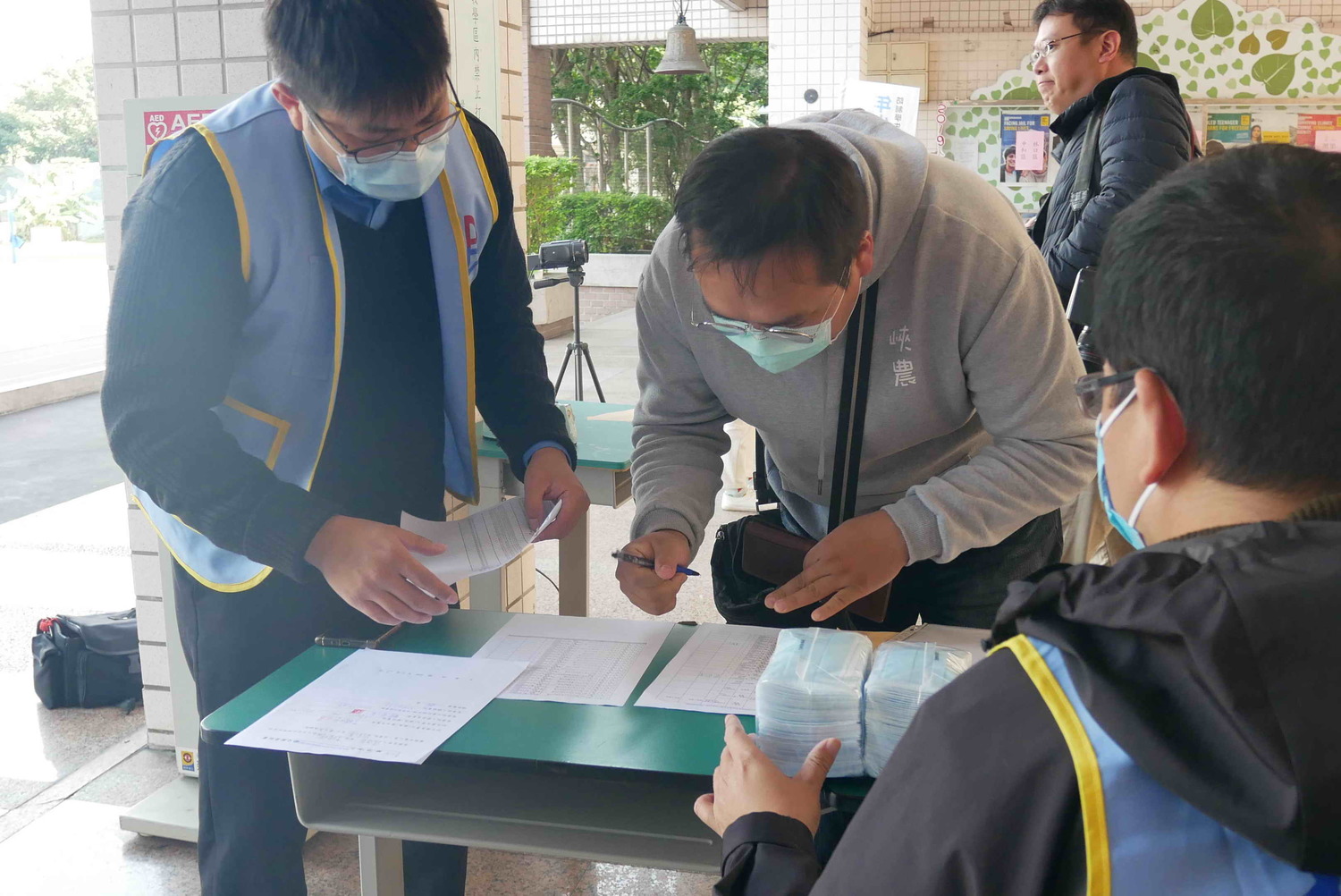 新北市教育局今天在板橋高中配發1566盒、7.83萬片兒童口罩,給新北私立幼兒園804園及22間非營利幼兒園。 圖:王峻昌/攝 新北市教育局今天在板橋高中配發1566盒、7.83萬片兒童口罩,給新北私立幼兒園804園及22間非營利幼兒園。 圖:王峻昌/攝