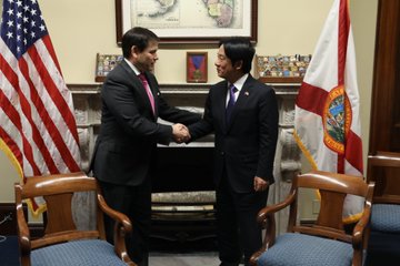 美國共和黨參議員盧比歐(左)熱烈歡迎賴清德來訪,重申對美台友好關係的堅定支持。 圖:翻攝自盧比歐推特 美國共和黨參議員盧比歐(左)熱烈歡迎賴清德來訪,重申對美台友好關係的堅定支持。 圖:翻攝自盧比歐推特