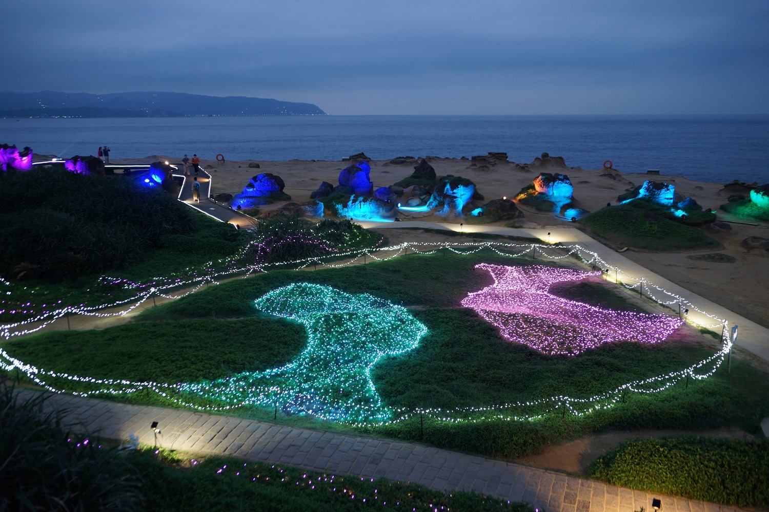 地質公園地面鋪上女王頭形狀的燈串,光雕入夜的海岸。 圖:翻攝自北觀處網站 地質公園地面鋪上女王頭形狀的燈串,光雕入夜的海岸。 圖:翻攝自北觀處網站