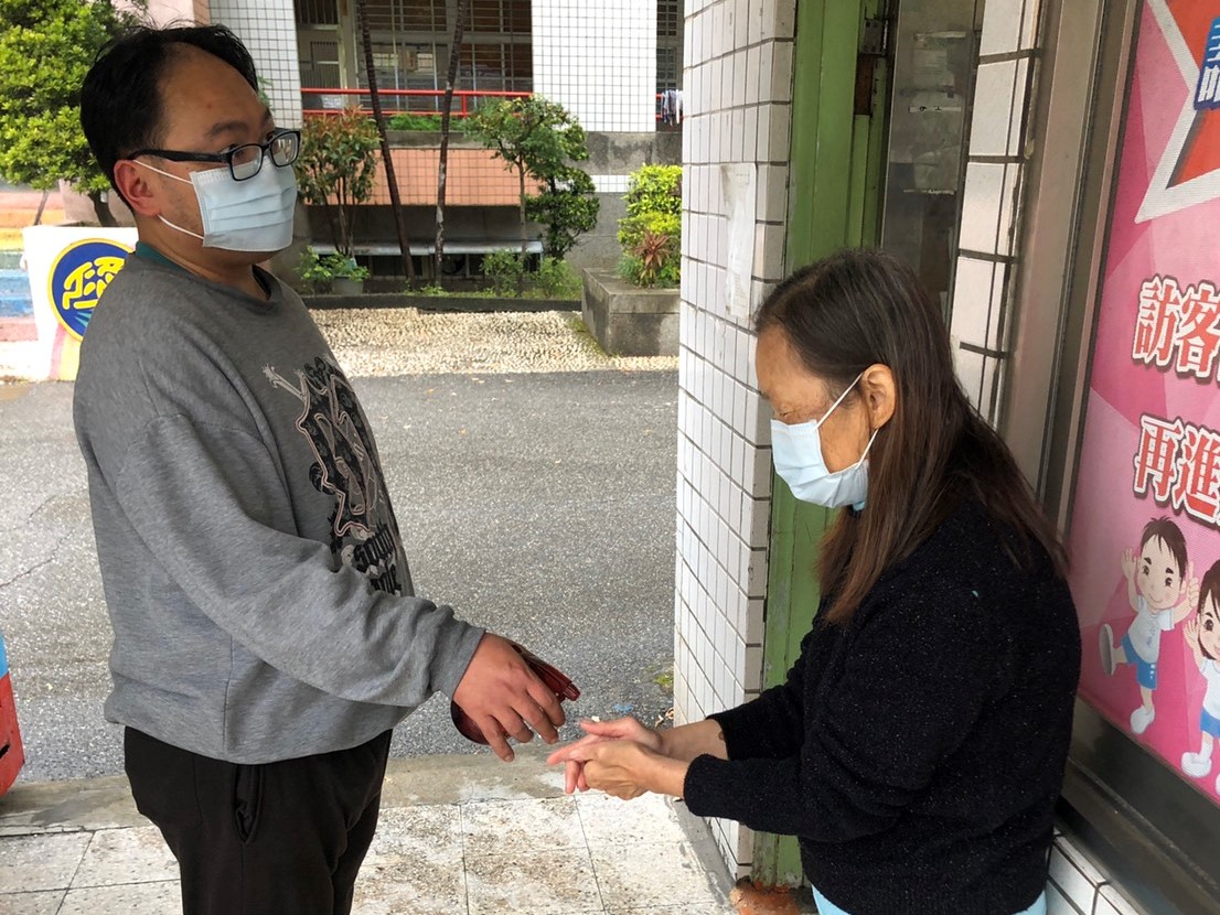 新北市落實校園防疫,入校前須先噴酒精。 圖:新北市教育局提供 新北市落實校園防疫,入校前須先噴酒精。 圖:新北市教育局提供