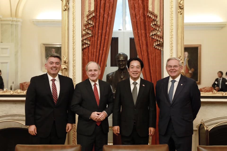 副總統當選人賴清德5日拜會美國參議院外交委員會主席芮胥(Jim Risch)、民主黨首席議員孟南德茲(Robert Menedez),以及外委會亞太小組主席賈德納(Cory Gardner)。 圖:翻攝自賴清德臉書 副總統當選人賴清德5日拜會美國參議院外交委員會主席芮胥(Jim Risch)、民主黨首席議員孟南德茲(Robert Menedez),以及外委會亞太小組主席賈德納(Cory Gardner)。 圖:翻攝自賴清德臉書