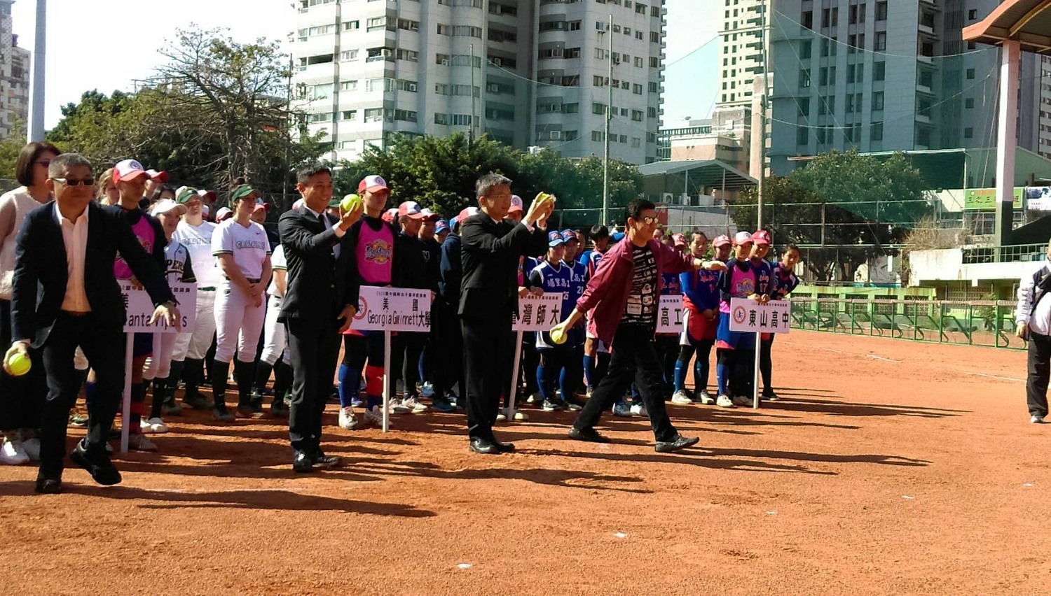 蔡其昌等人為女壘賽開球。 圖:蔡其昌辦公室/提供 蔡其昌等人為女壘賽開球。 圖:蔡其昌辦公室/提供
