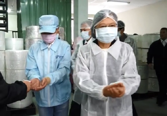 總統蔡英文5日視察台灣康匠公司,第一線了解最近一段時間台灣口罩生產狀況及後備軍人支援情況。 圖:翻攝蔡英文臉書 總統蔡英文5日視察台灣康匠公司,第一線了解最近一段時間台灣口罩生產狀況及後備軍人支援情況。 圖:翻攝蔡英文臉書