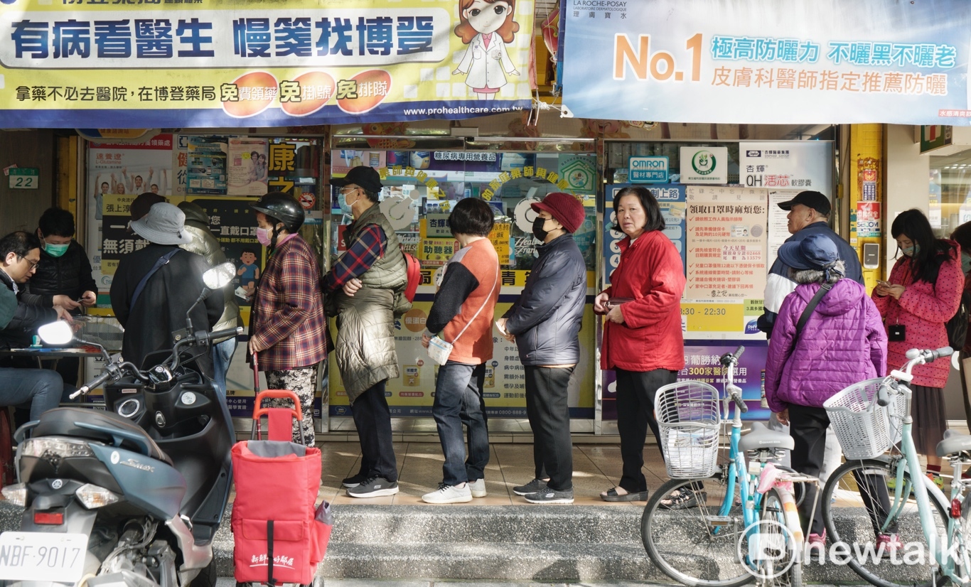 口罩販售方式今改為健保特約藥局販售,許多民眾一早九點不到,就在藥局門口等領號碼牌。 圖:張良一/攝 口罩販售方式今改為健保特約藥局販售,許多民眾一早九點不到,就在藥局門口等領號碼牌。 圖:張良一/攝