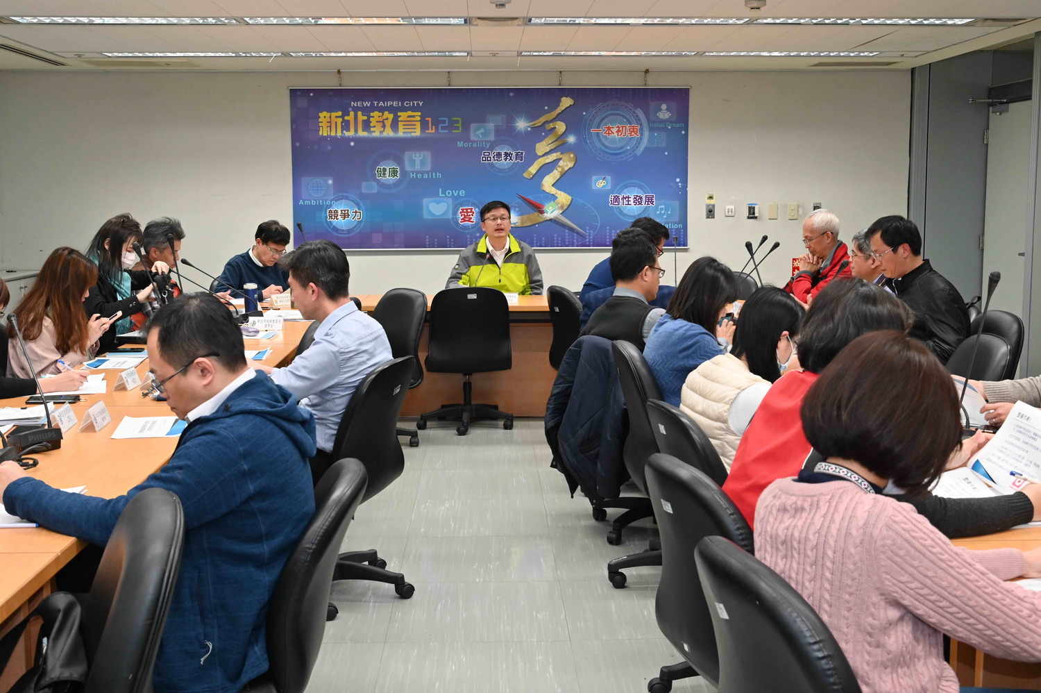 新北市教育局今 (6)日率先成立教育體系防疫應變小組,由教育局長張明文主持,邀集校長、教師及家長代表共組防疫團隊。 圖:新北市教育局提供 新北市教育局今 (6)日率先成立教育體系防疫應變小組,由教育局長張明文主持,邀集校長、教師及家長代表共組防疫團隊。 圖:新北市教育局提供