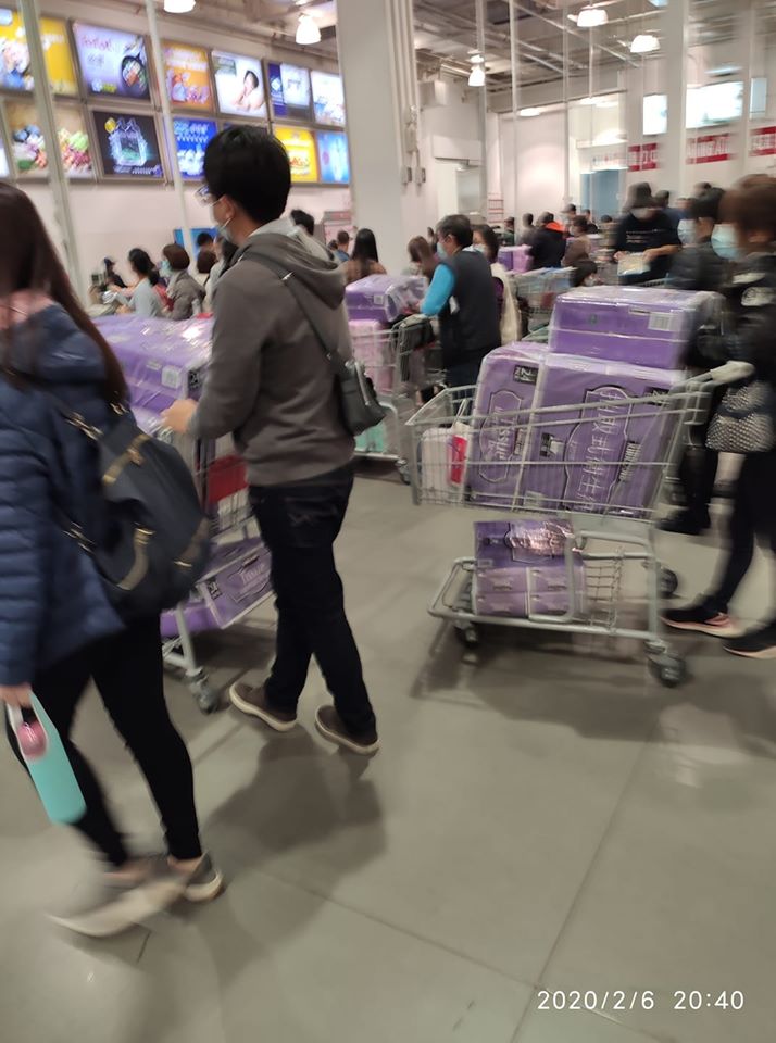 網友於臉書社團PO出衛生紙搶購潮照片。 圖:翻攝自Costco好市多 商品經驗老實說社團(Bia Yao/攝) 網友於臉書社團PO出衛生紙搶購潮照片。 圖:翻攝自Costco好市多 商品經驗老實說社團(Bia Yao/攝)