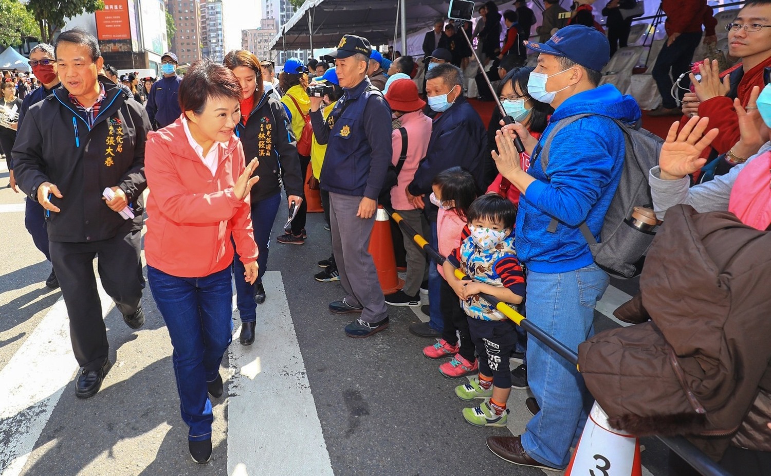 台中市草悟道上午舉行開幕踩街活動,林佳龍和台中市長盧秀燕等人都出席。 圖:翻攝自盧秀燕臉書 台中市草悟道上午舉行開幕踩街活動,林佳龍和台中市長盧秀燕等人都出席。 圖:翻攝自盧秀燕臉書
