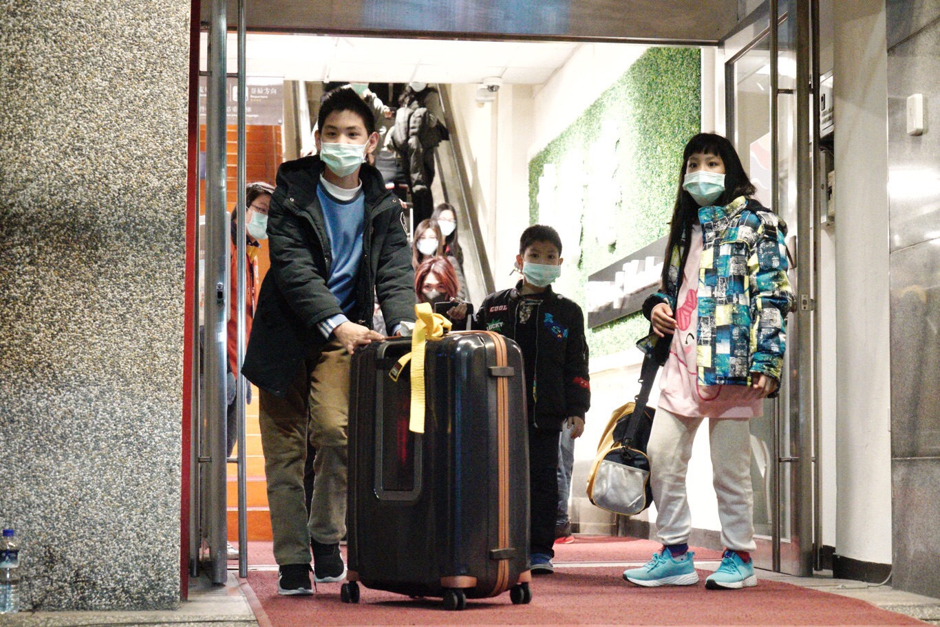 麗星郵輪旅客經過漫長的等待,終於可以踏下船準備回家。 圖:張良一/攝 麗星郵輪旅客經過漫長的等待,終於可以踏下船準備回家。 圖:張良一/攝