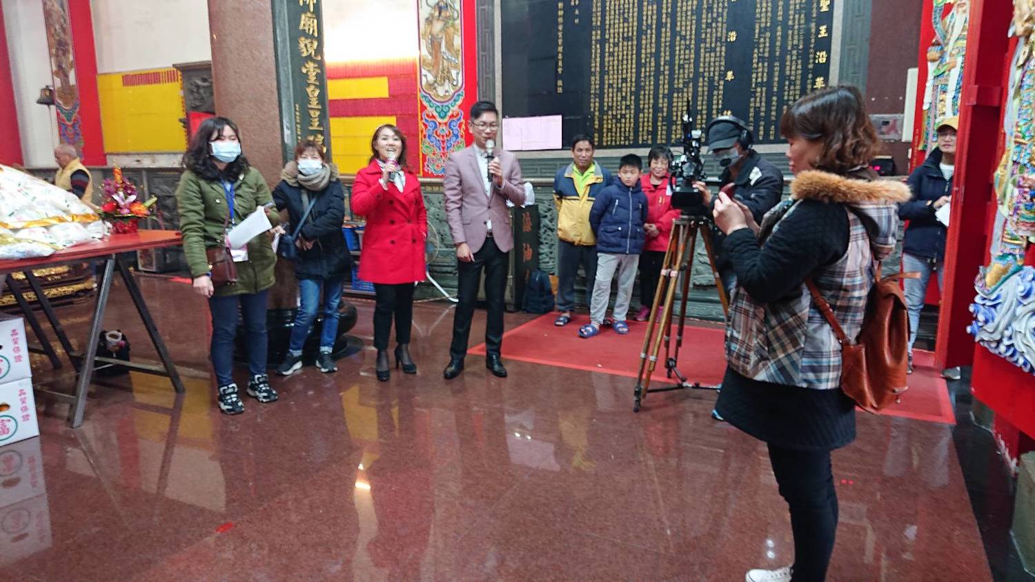 今年推出許多周邊活動,「好運擲筊大賽」等活動,都吸引滿滿人潮。 圖:新北市民政局提供 今年推出許多周邊活動,「好運擲筊大賽」等活動,都吸引滿滿人潮。 圖:新北市民政局提供