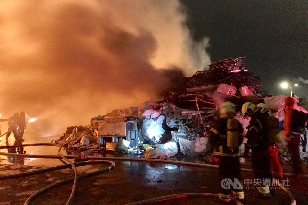 桃園市政府消防局9日凌晨接獲通報表示,在大園區一處回收場發生火警,所幸並無人員受傷或受困,消防隊員截至凌晨2時40分許仍在搶救中,詳細財物損失以及起火原因有待調查。 (桃園市政府消防局提供) 桃園市政府消防局9日凌晨接獲通報表示,在大園區一處回收場發生火警,所幸並無人員受傷或受困,消防隊員截至凌晨2時40分許仍在搶救中,詳細財物損失以及起火原因有待調查。 (桃園市政府消防局提供)