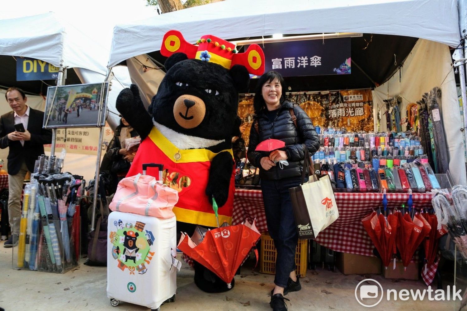 台灣觀光代言人喔熊到富雨洋傘攤位加持。 唐復年/攝 台灣觀光代言人喔熊到富雨洋傘攤位加持。 唐復年/攝