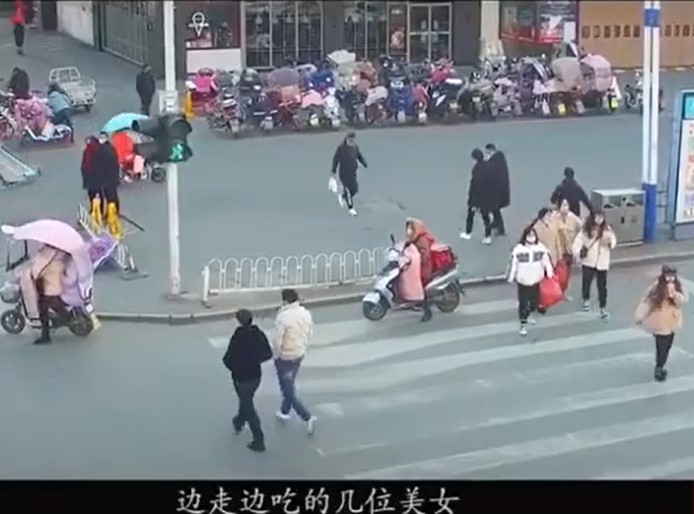 這幾名少女從一開始從容地過馬路,到後來出現小跑步的步伐。 圖:翻攝自Youtube 這幾名少女從一開始從容地過馬路,到後來出現小跑步的步伐。 圖:翻攝自Youtube