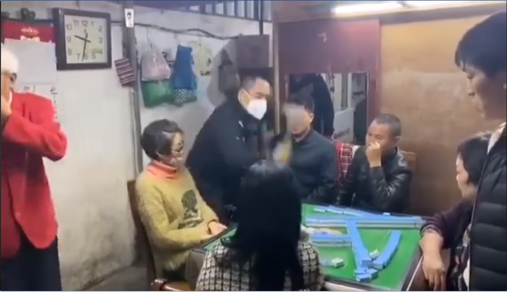網路流傳影片大陸有人不顧防疫禁令,聚集打麻將遭公安查獲,戴著口罩的公安拿鐵鎚怒砸麻將桌。 圖:網路影片截圖 網路流傳影片大陸有人不顧防疫禁令,聚集打麻將遭公安查獲,戴著口罩的公安拿鐵鎚怒砸麻將桌。 圖:網路影片截圖