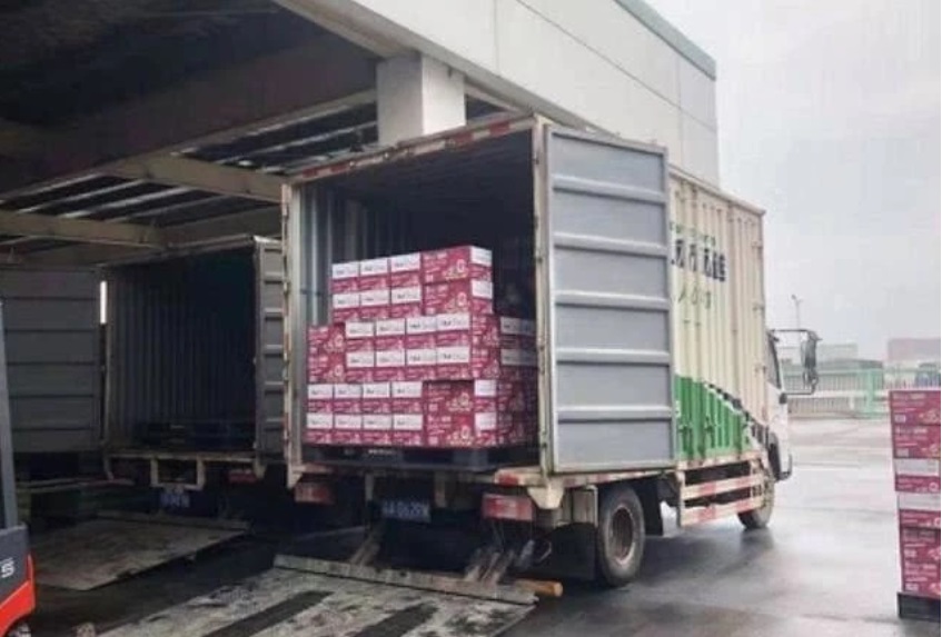 為保障員工健康安全和食品品質,康師傅實施一系列防疫措施。 圖:翻攝自微信 為保障員工健康安全和食品品質,康師傅實施一系列防疫措施。 圖:翻攝自微信
