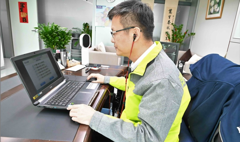 新北教育局長張明文也下載新北市 PVQC 專業英文,自主練習測評軟體驗練習。 圖:新北市教育局/提供 新北教育局長張明文也下載新北市 PVQC 專業英文,自主練習測評軟體驗練習。 圖:新北市教育局/提供