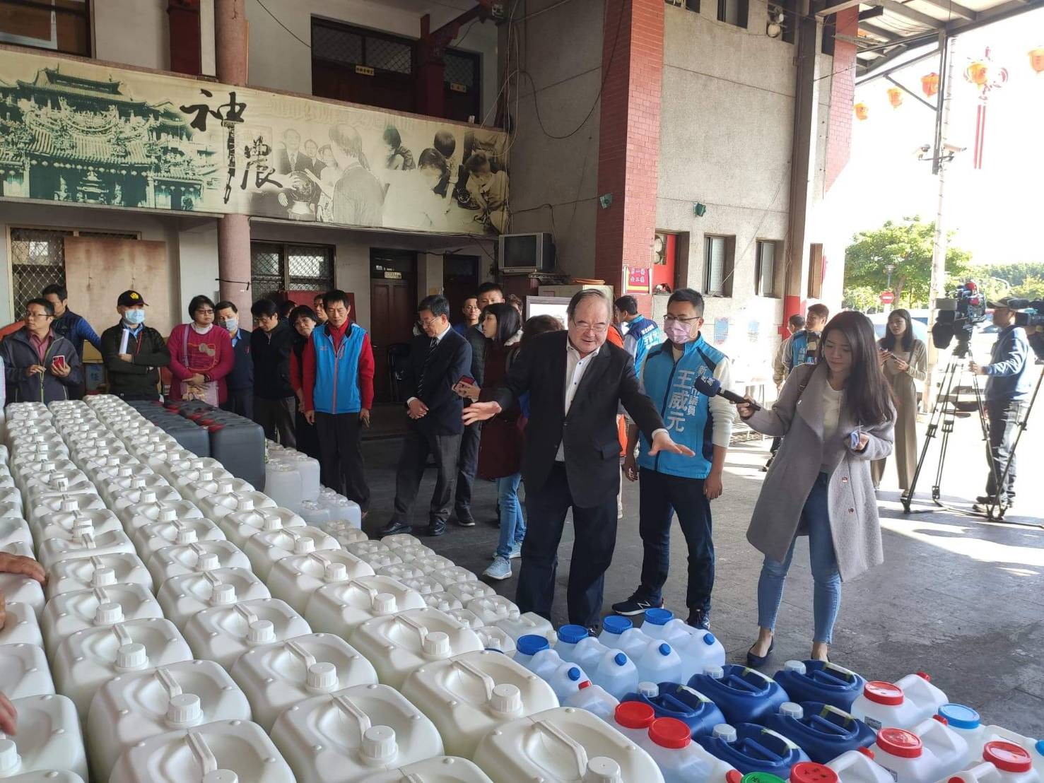 先嗇宮捐贈2000公斤洗手乳給三蘆地區38所學校,以及6000公升次氯酸水給三重地區高中、國中、國小。 圖:先嗇宮/提供 先嗇宮捐贈2000公斤洗手乳給三蘆地區38所學校,以及6000公升次氯酸水給三重地區高中、國中、國小。 圖:先嗇宮/提供