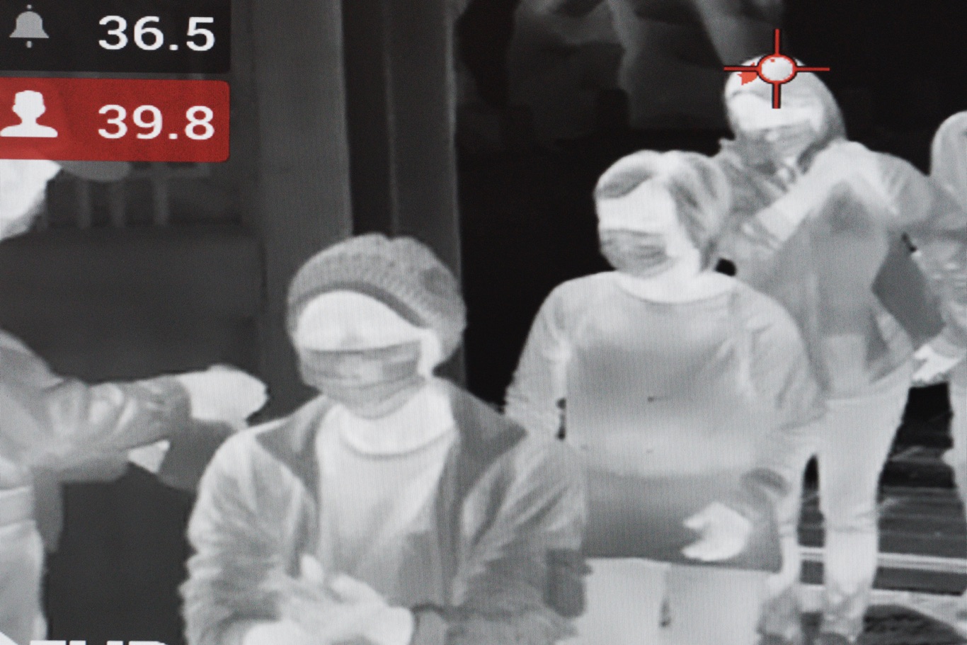 艋舺龍山寺入口的溫度顯像機顯示香客的體溫。 圖:張良一/攝 艋舺龍山寺入口的溫度顯像機顯示香客的體溫。 圖:張良一/攝