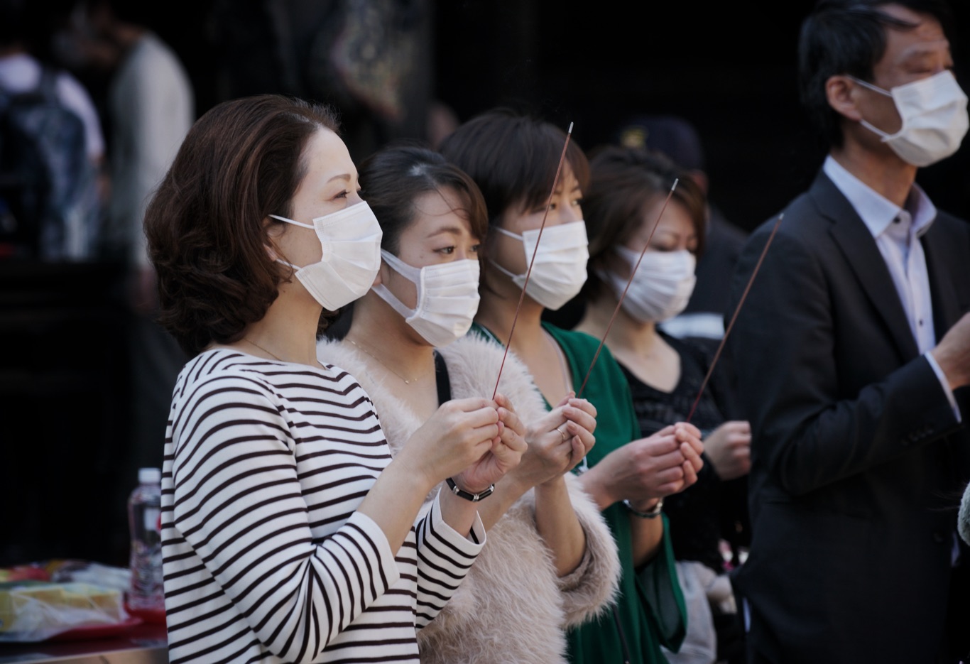 來自日本的觀光客戴上口罩向艋舺龍山寺的觀音佛祖獻上一柱馨香。 圖:張良一/攝 來自日本的觀光客戴上口罩向艋舺龍山寺的觀音佛祖獻上一柱馨香。 圖:張良一/攝