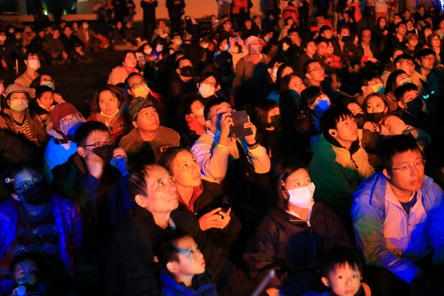 台灣燈會在馬場園區每晚都有高空特技表演,吸引滿滿的人潮。 圖:台中市政府文化局/提供 台灣燈會在馬場園區每晚都有高空特技表演,吸引滿滿的人潮。 圖:台中市政府文化局/提供
