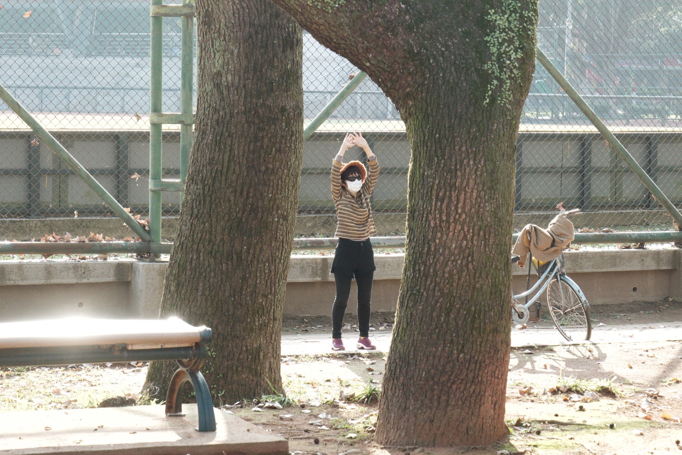 一位民眾戴著口罩在公園運動。 圖:張良一/攝 一位民眾戴著口罩在公園運動。 圖:張良一/攝