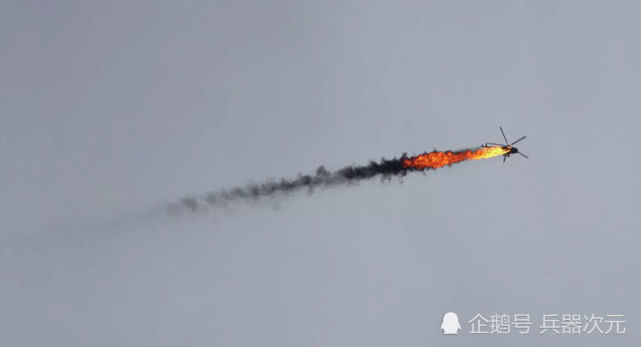 敘利亞的直升機在空中被土耳其F16戰機轟中,當場起火燃燒,機上士兵全數遇難。 圖:翻攝自微信 敘利亞的直升機在空中被土耳其F16戰機轟中,當場起火燃燒,機上士兵全數遇難。 圖:翻攝自微信