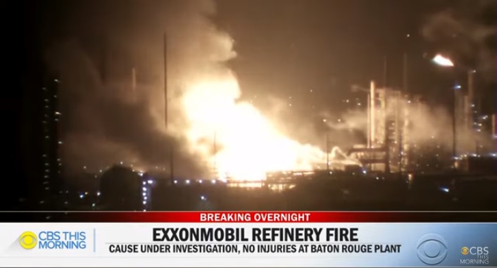 美國石油巨擘埃克森美孚(ExxonMobil)位於路易斯安那州的煉油廠驚傳爆炸,所幸無人傷亡。 圖:翻攝YouTube 美國石油巨擘埃克森美孚(ExxonMobil)位於路易斯安那州的煉油廠驚傳爆炸,所幸無人傷亡。 圖:翻攝YouTube