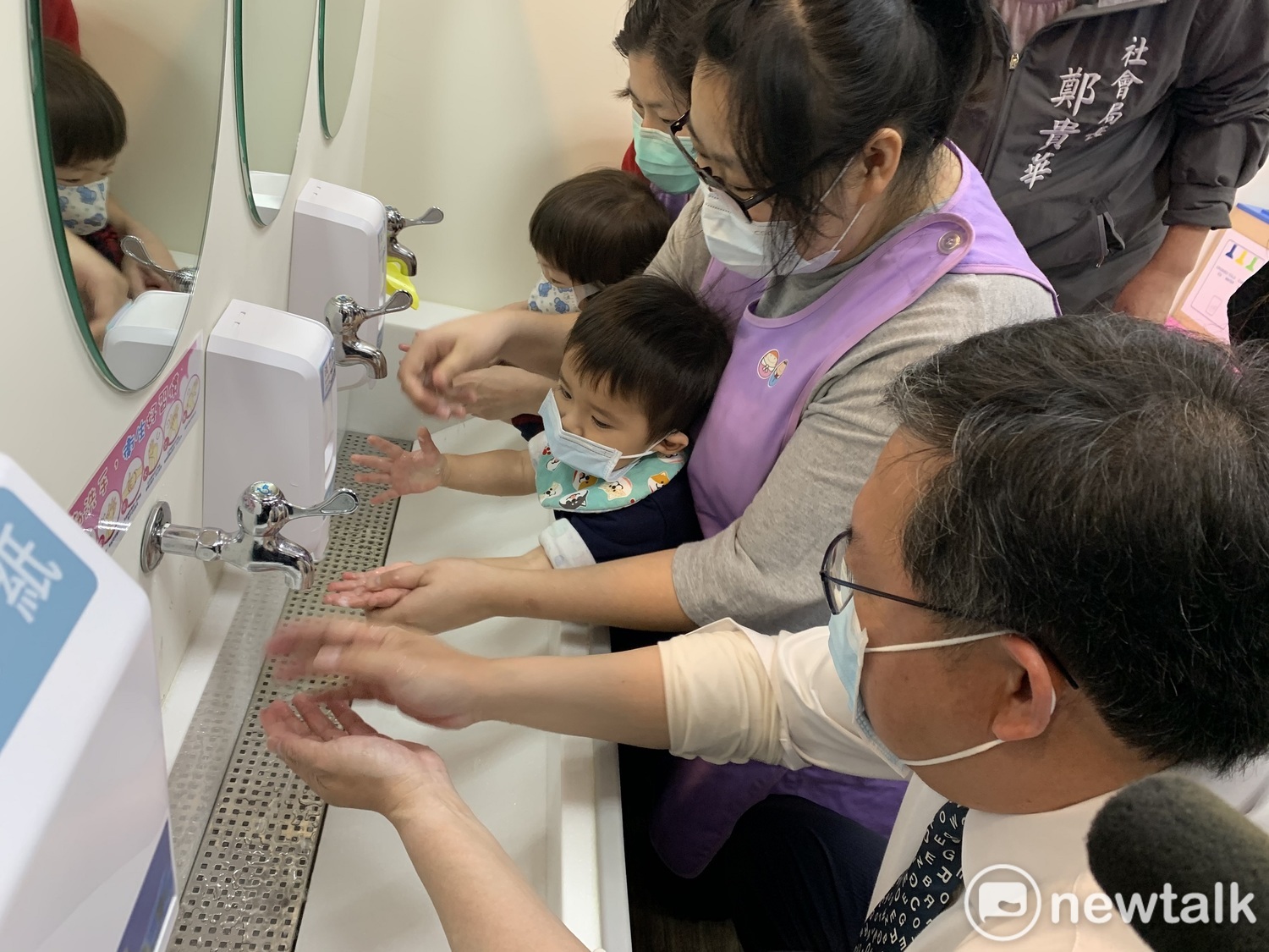 鄭文燦和公托中心幼童一起洗手。 圖:林昀真/攝 鄭文燦和公托中心幼童一起洗手。 圖:林昀真/攝